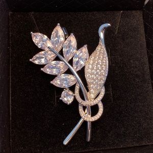 New zircon brooch flower